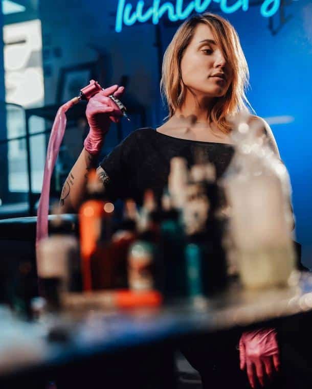 brown-haired-girl-s-occupation-of-tattoo-master-in-salon
